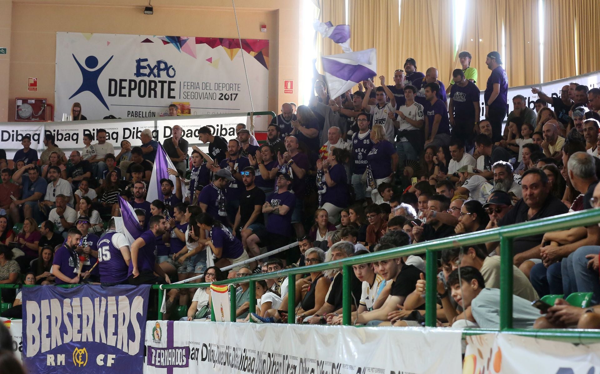 Búscate en las gradas del Pedro Delgado durante el partido del Real Madrid en Segovia