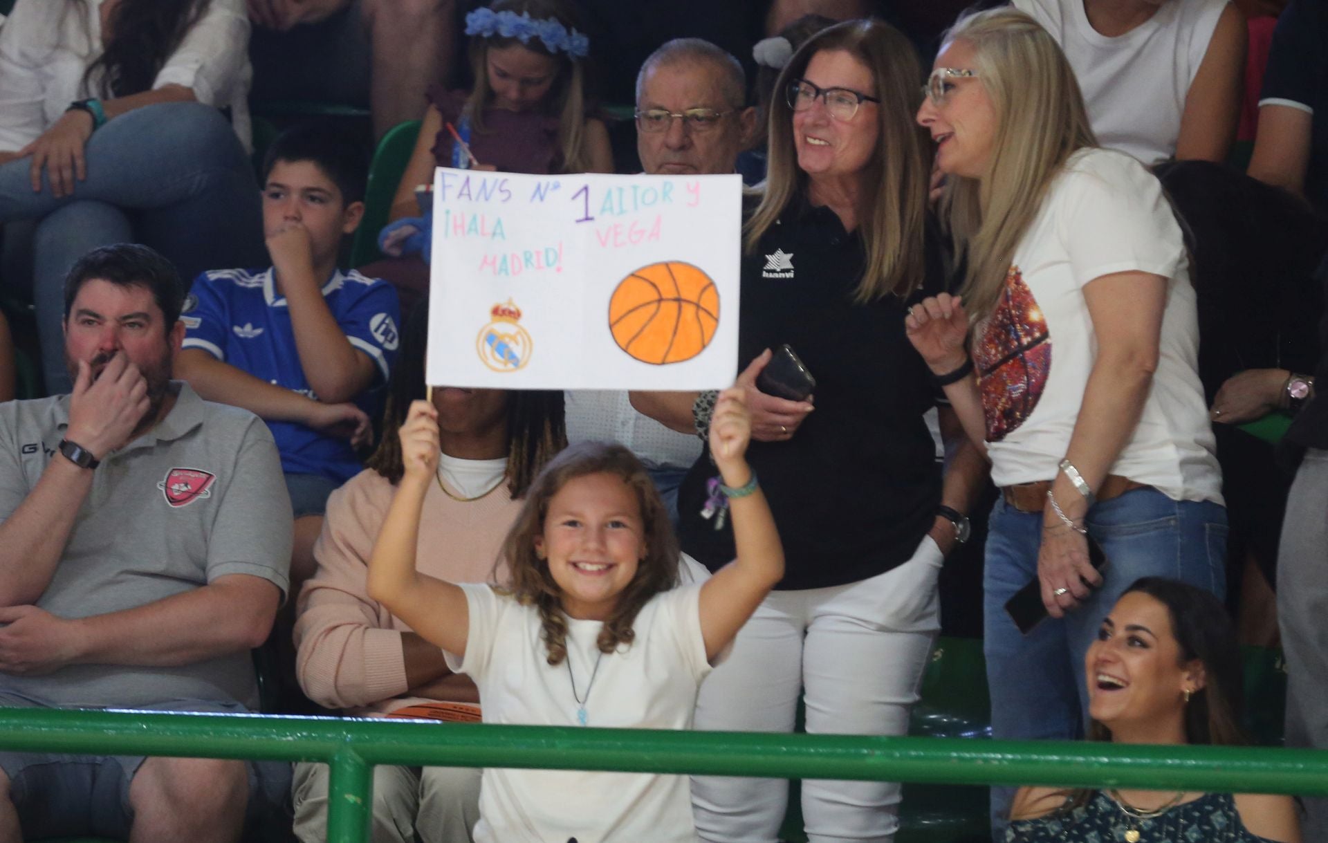 Búscate en las gradas del Pedro Delgado durante el partido del Real Madrid en Segovia