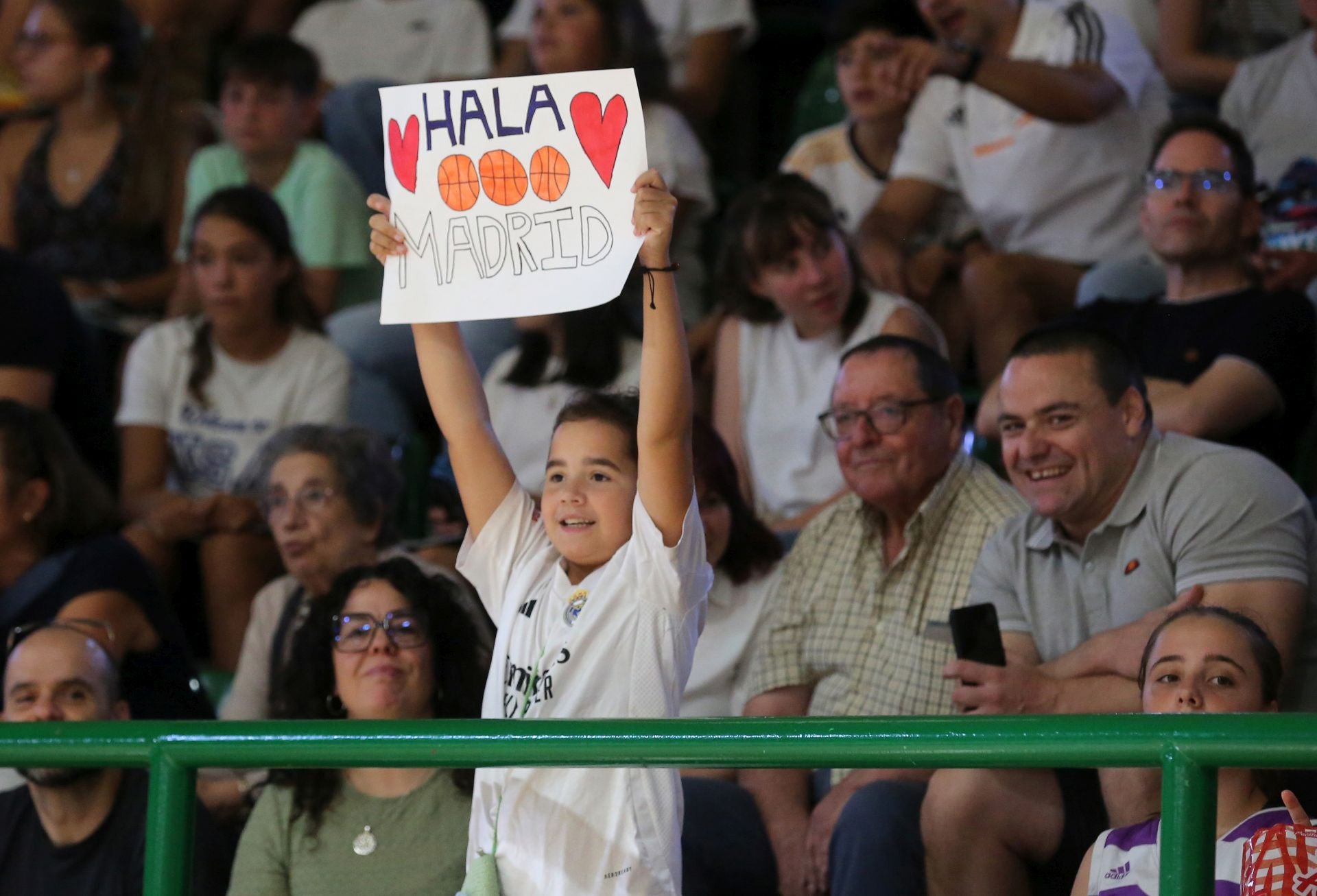 Búscate en las gradas del Pedro Delgado durante el partido del Real Madrid en Segovia