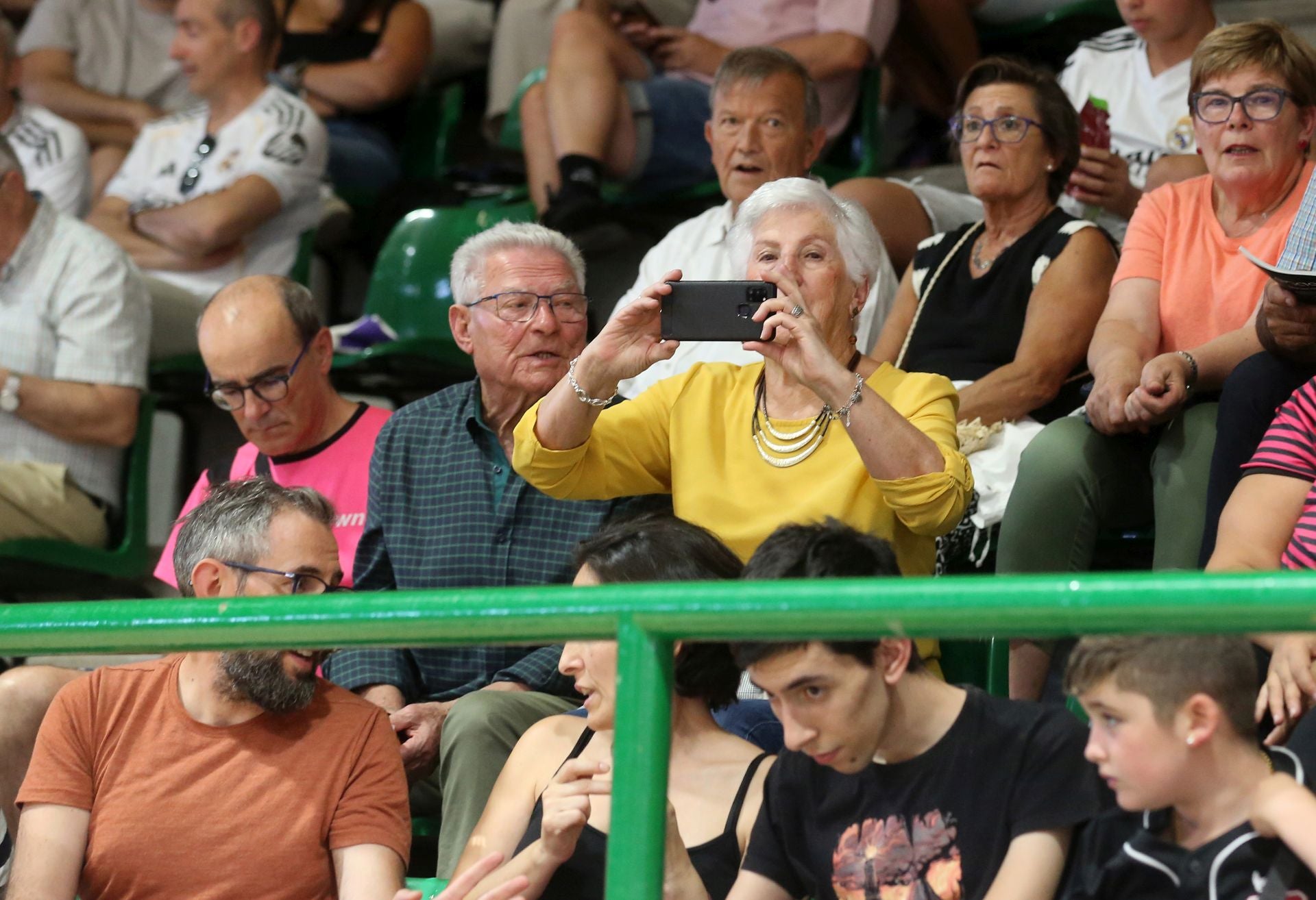 Búscate en las gradas del Pedro Delgado durante el partido del Real Madrid en Segovia