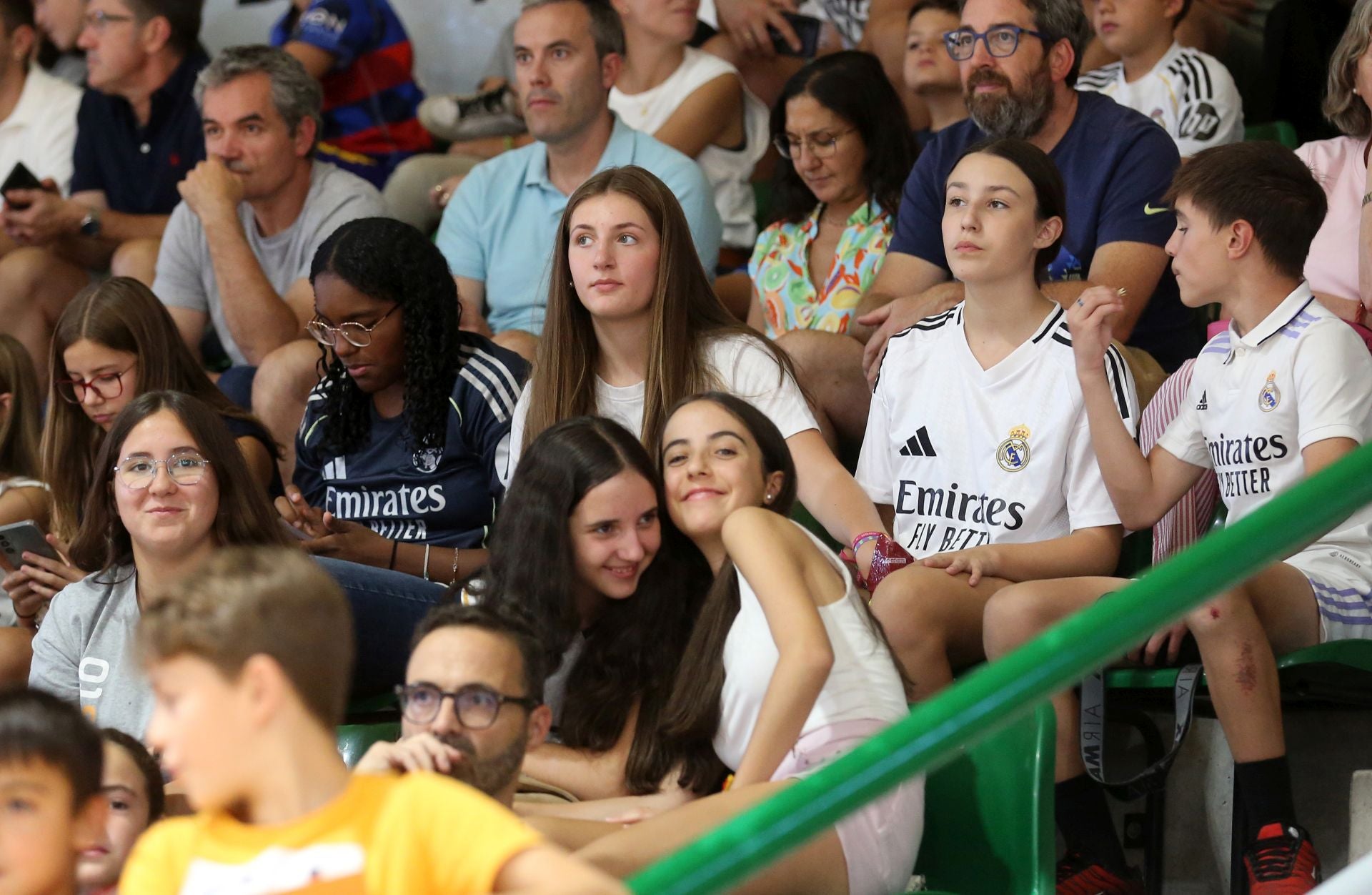 Búscate en las gradas del Pedro Delgado durante el partido del Real Madrid en Segovia
