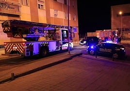 Camión de los bomberos en el lugar del incendio.