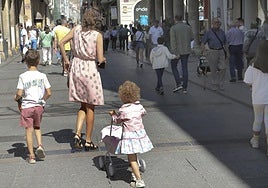 Una familia pasea por Palencia.