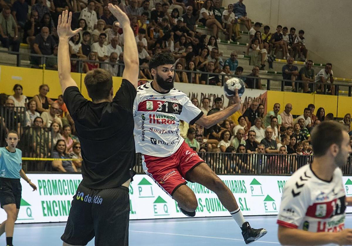 Jugada de ataque del Nava en un partido de la pasada pretemporada.