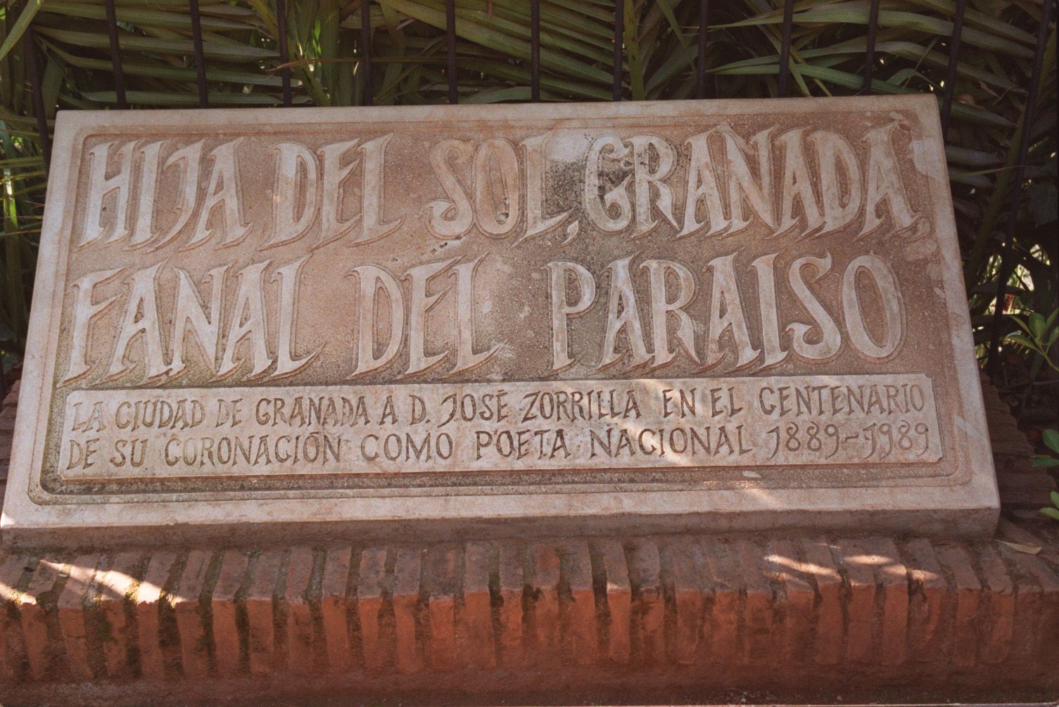 Placa homenaje al poeta José Zorrilla en el centenario de su coronación como poeta nacional en el Carmen de los Mártires.