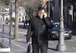 Rafael Delgado a su llegada a la Audiencia Provncial durante el juicio de la Perla Negra, por el que ha sido condenado a dos años y medio de prisión.