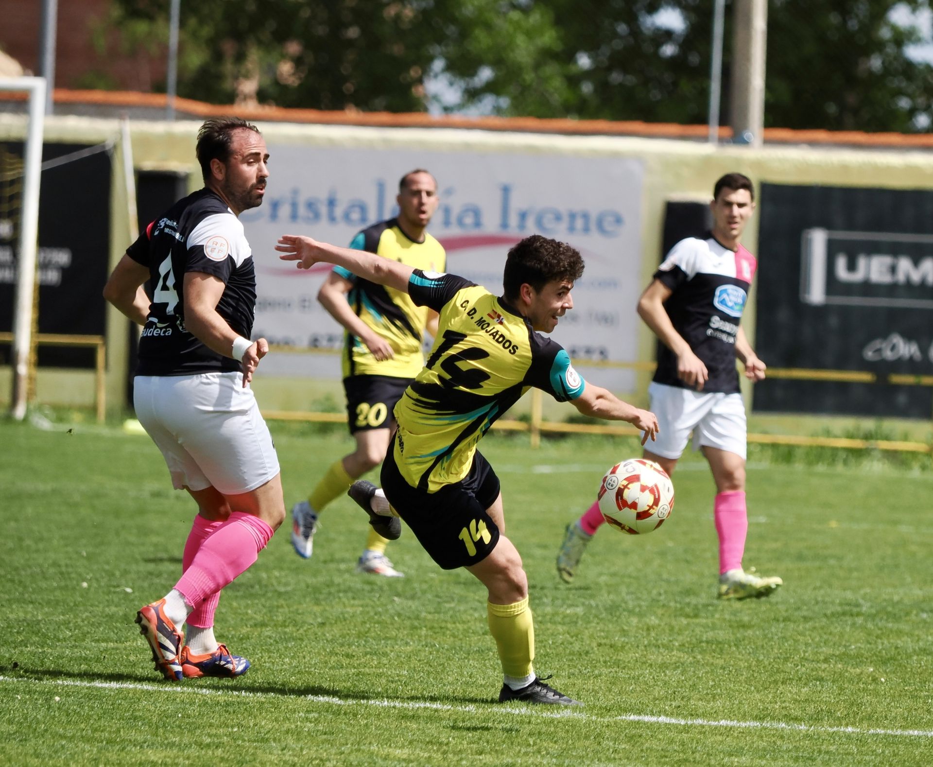 Un jugador del Mojados trata de contactar con el esférico en una imagen de archivo.