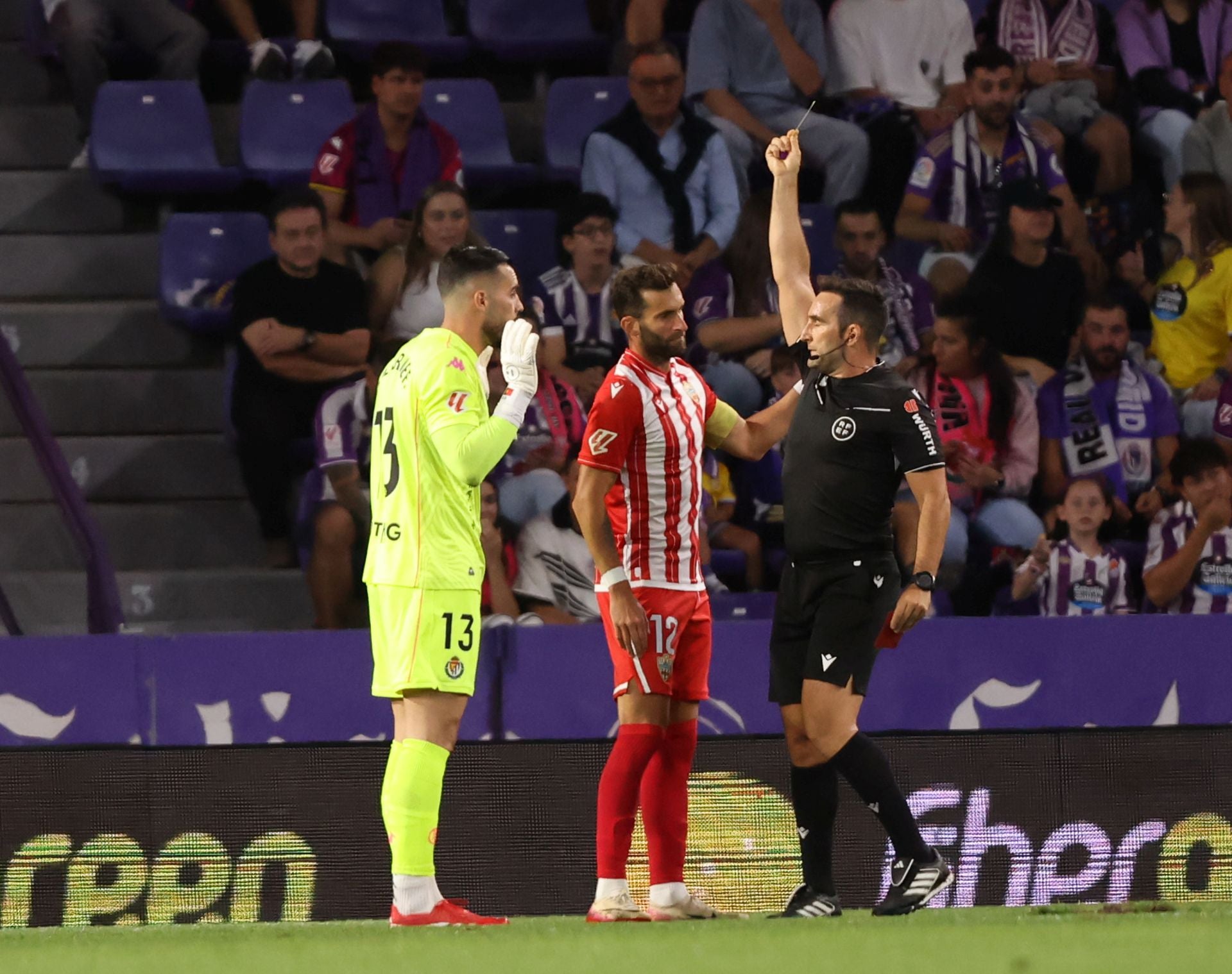 El colegiado le muestra tarjeta amarilla a Guilherme, tras la acción del penalti.