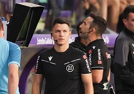 Dámaso Arcediano comprueba una de las dos acciones en las que fue alertado por el VAR durante el Real Valladolid-Almería del sábado.