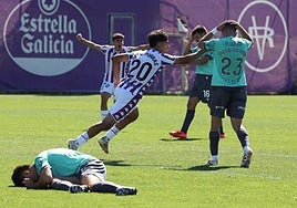 César Porras celebra su tanto en los Anexos.
