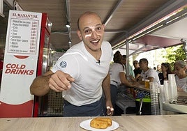 Chuchi Marqués es pura alegría y energía tras la barra de la caseta El Manantial