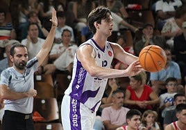 Pablo Martín inicia jugada en el Palacio de los Deportes de León.