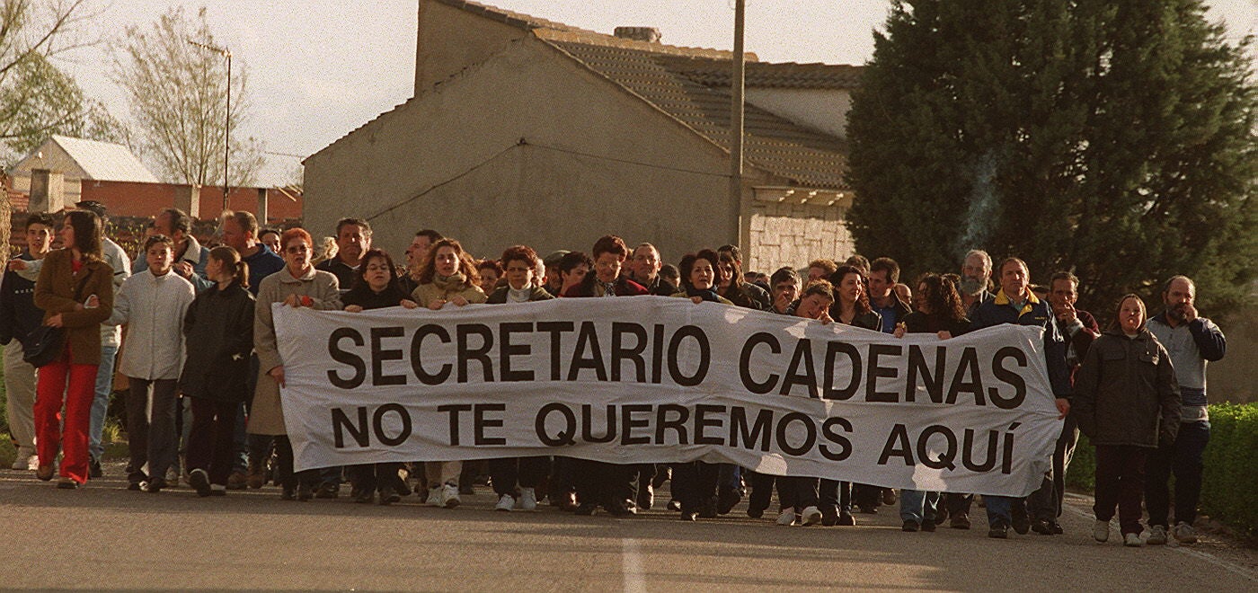 Vecinos de Villanueva de Duero protestan contra el secretario del Ayuntamiento a quien acusan de una 'gestión negativa'. 7 de abril de 2001.