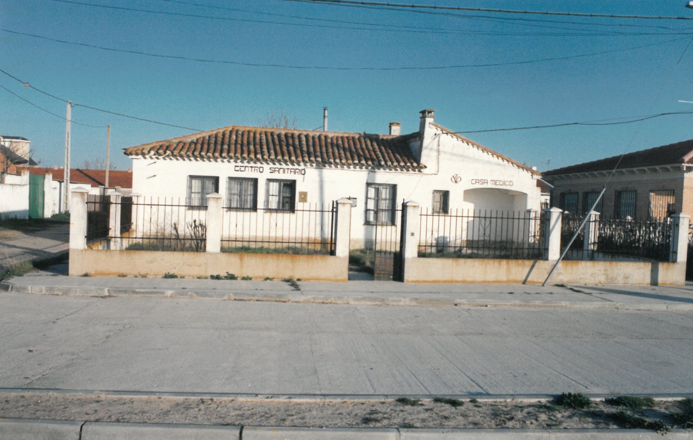 El centro sanitario y la casa del médico en marzo de 1994.