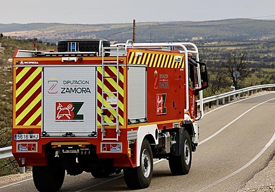 Imagen de archivo de un camión de bomberos en Sesnández, Zamora.