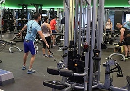 Varias personas hacen ejercicios físicos en un gimnasio de Segovia.