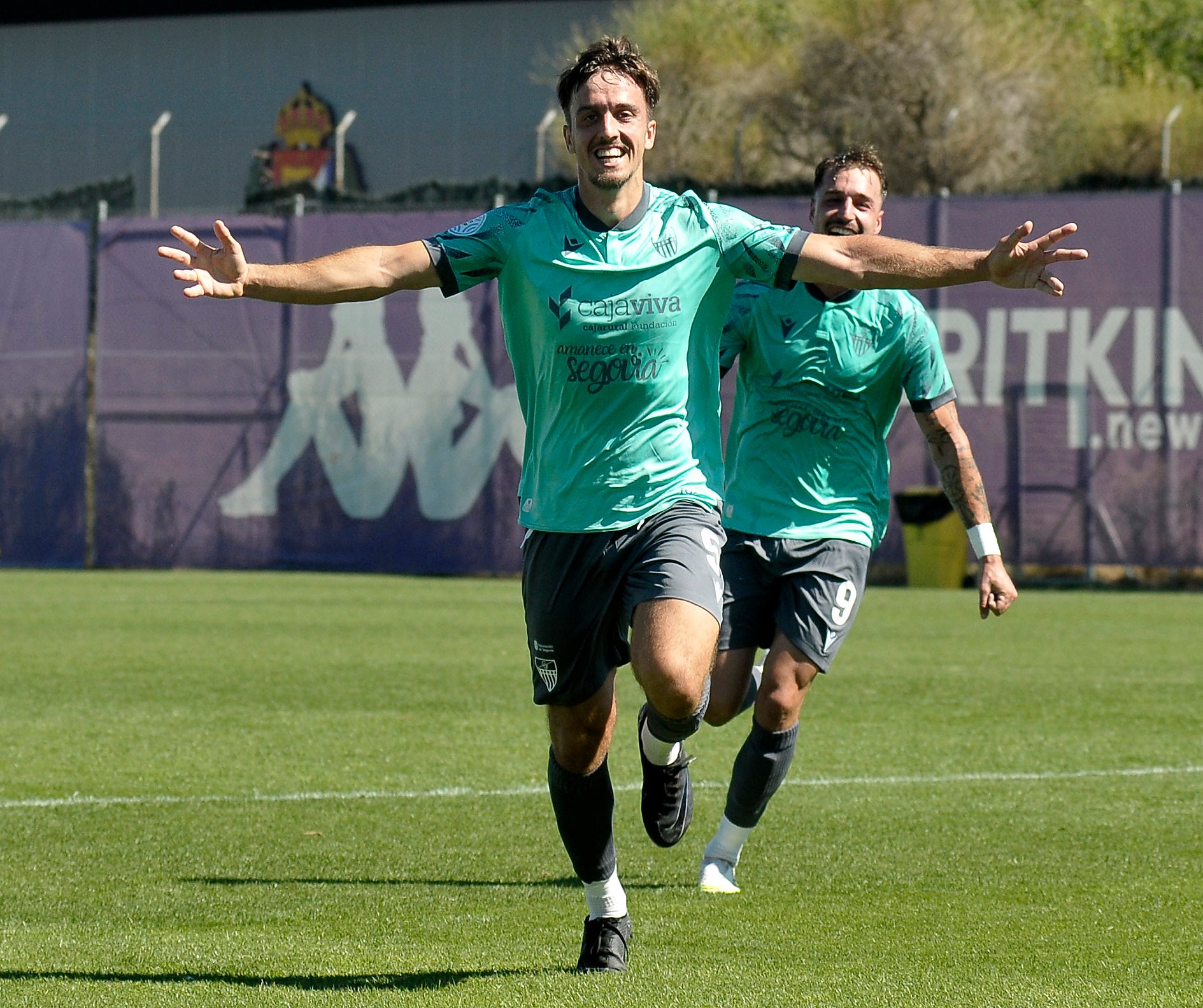 Josep Jaume celebra el tanto del empate a dos.