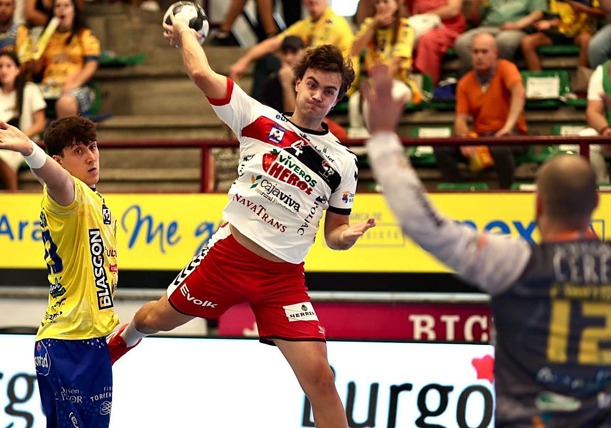 Brais González se dispone a disparar ante la meta contraria.