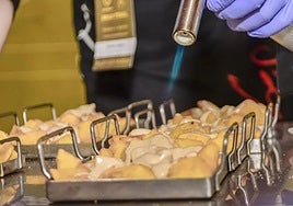 Un cocinero prepara un plato de bravas durante una edición anterior.