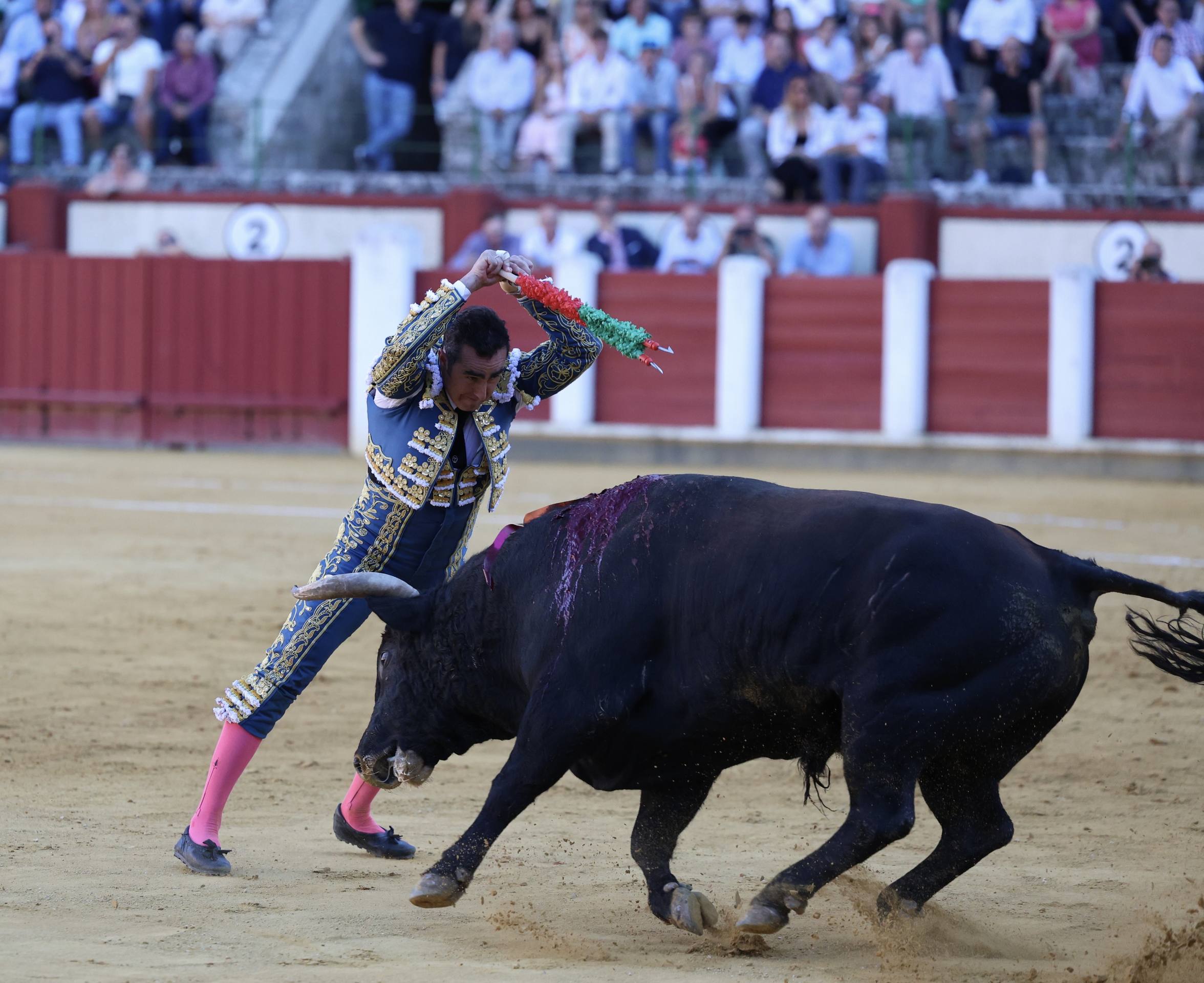 La corrida de El Fandi, Escribano e Ismael Martín, en imágenes