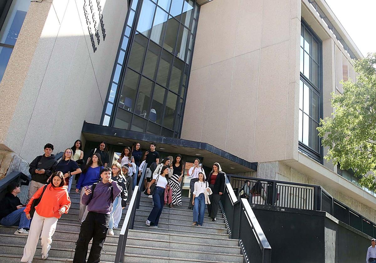 Estudiantes de la UVA, a la salida del campus María Zambrano.