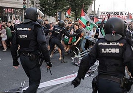 Momento de los altercados en Madrid entre la Policía y los manifestantes a favor de Palestina.