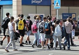 Alumnos de instituto, a la salida del primer día de clase de este año, en Valladolid.