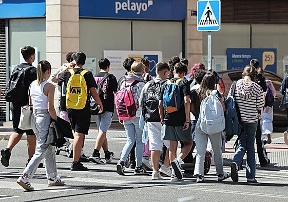 Alumnos de instituto, a la salida del primer día de clase de este año, en Valladolid.