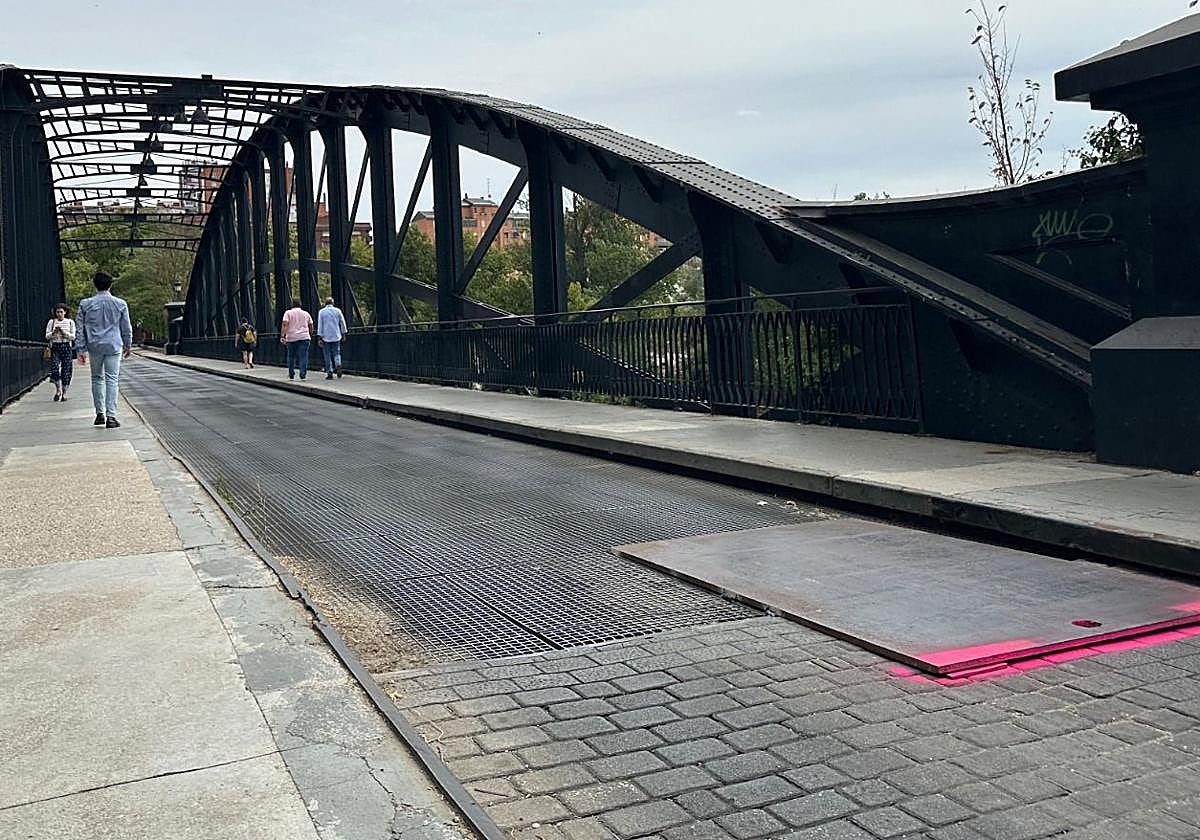 El Puente Colgante de Valladolid estará este martes cerrado al tráfico para reparar la calzada.