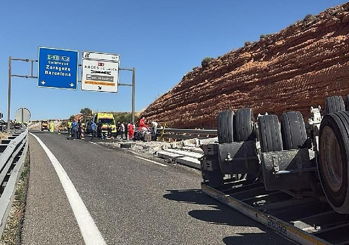 Ambulancia y camión volcado, este lunes en el lugar del accidente.