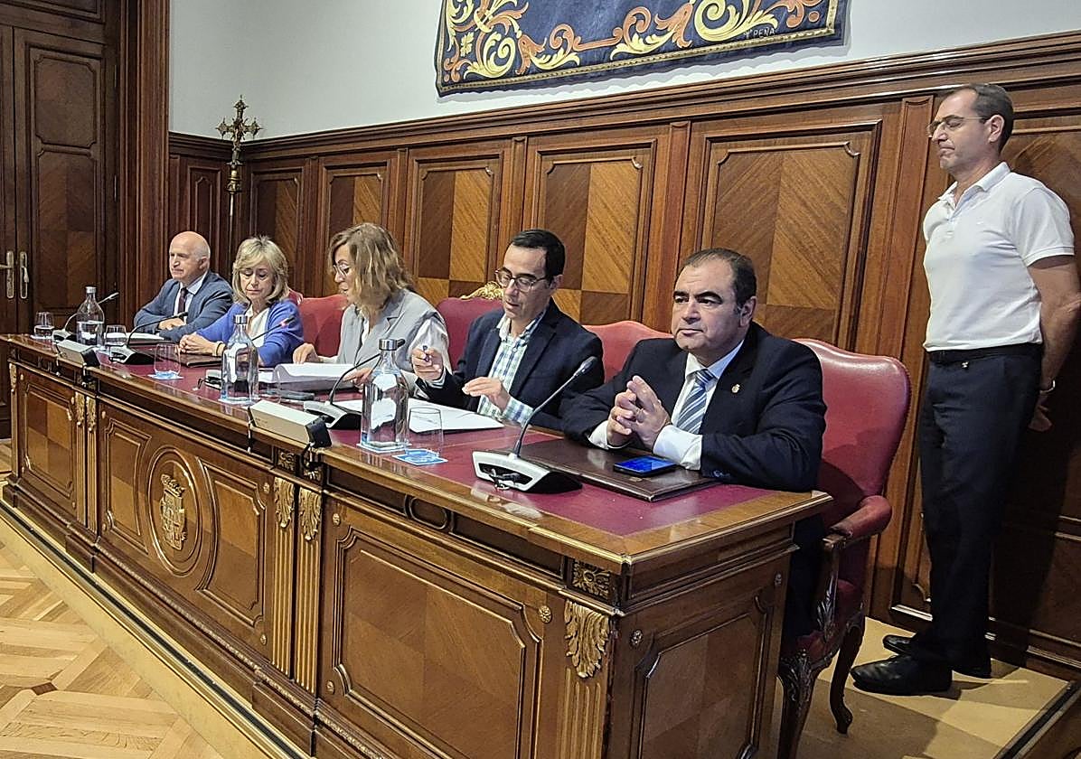 La presidenta de la Diputación, en el centro, con los diputados Urbano Alonso, María José de la Fuente, Juan Antonio Obispo y Adolfo Palacios, en el pleno de hoy.