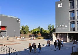 Varios alumnos en el campus de la UEMC, junto al nuevo edificio de la universidad.