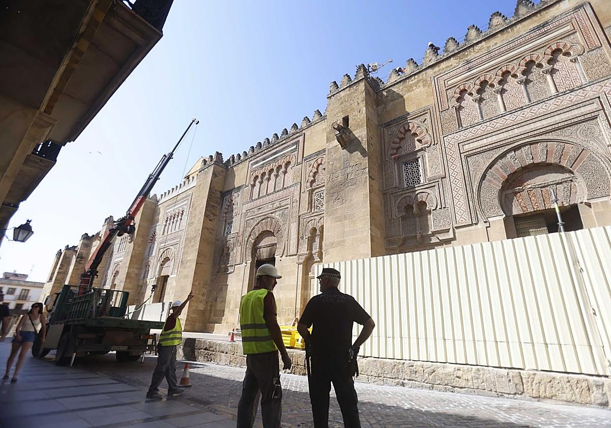 Operarios trabajan desde el exterior en la zona afectada en las cubiertas de la Mezquita tras el incendio ocurrido el 8 de agosto.