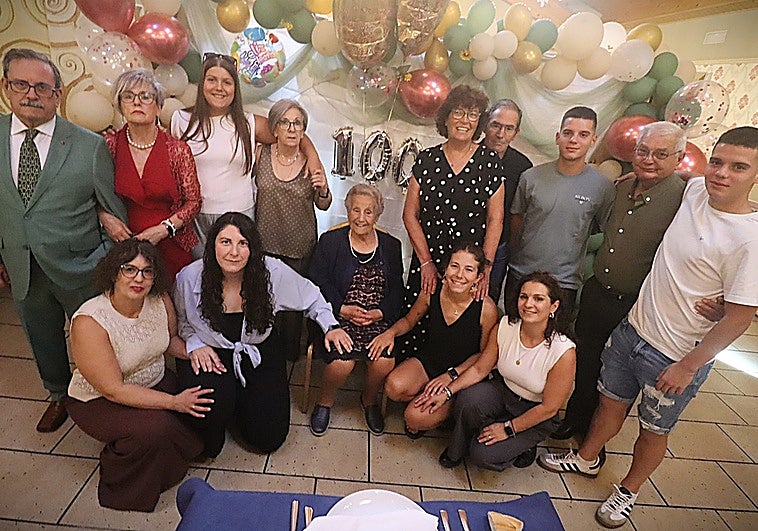 María Milán, en medio de su familia, en la celebración de sus cien años