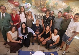 María Milán, en medio de su familia, en la celebración de sus cien años