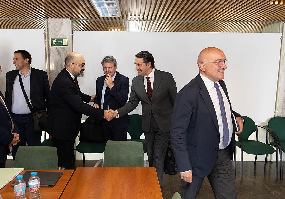 Jesús Julio Carnero sale de la sala tras una reunión del Consejo de Administración de la sociedad Valladolid Alta Velocidad.