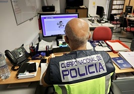 Un policía de la unidad de robos, en la comisaría de Delicias.