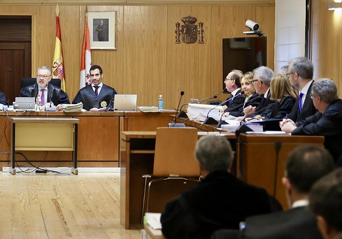 La bancada de las acusaciones, durante la vista del lunes por el juicio de la trama eólica.