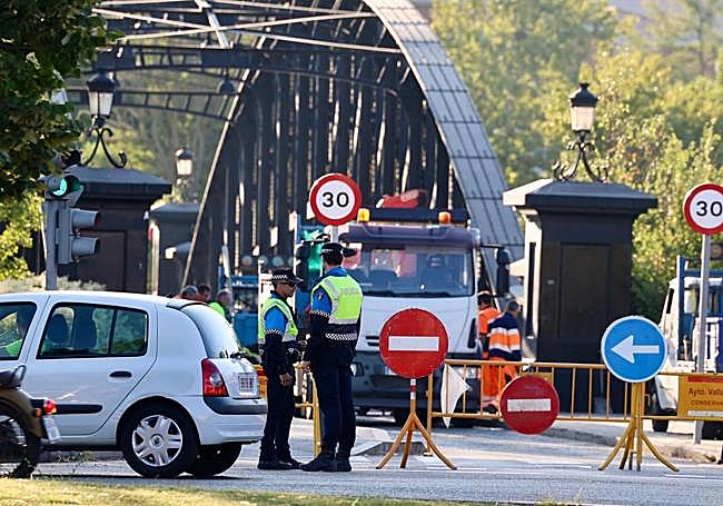 Dos agentes regulan la circulación durante el corte al tráfico del Puente Colgante.