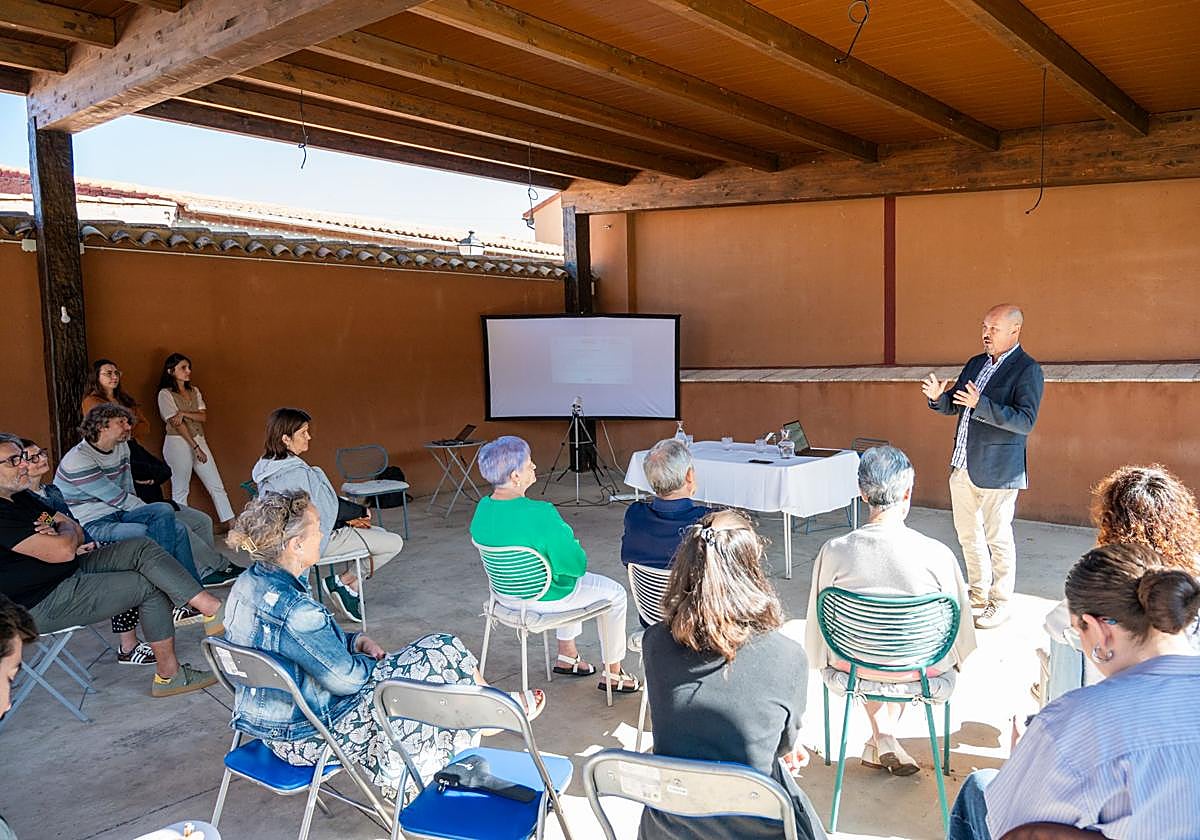 Una de las charlas desarrolladas durante el acto desarrollado en Becerril de Campos.
