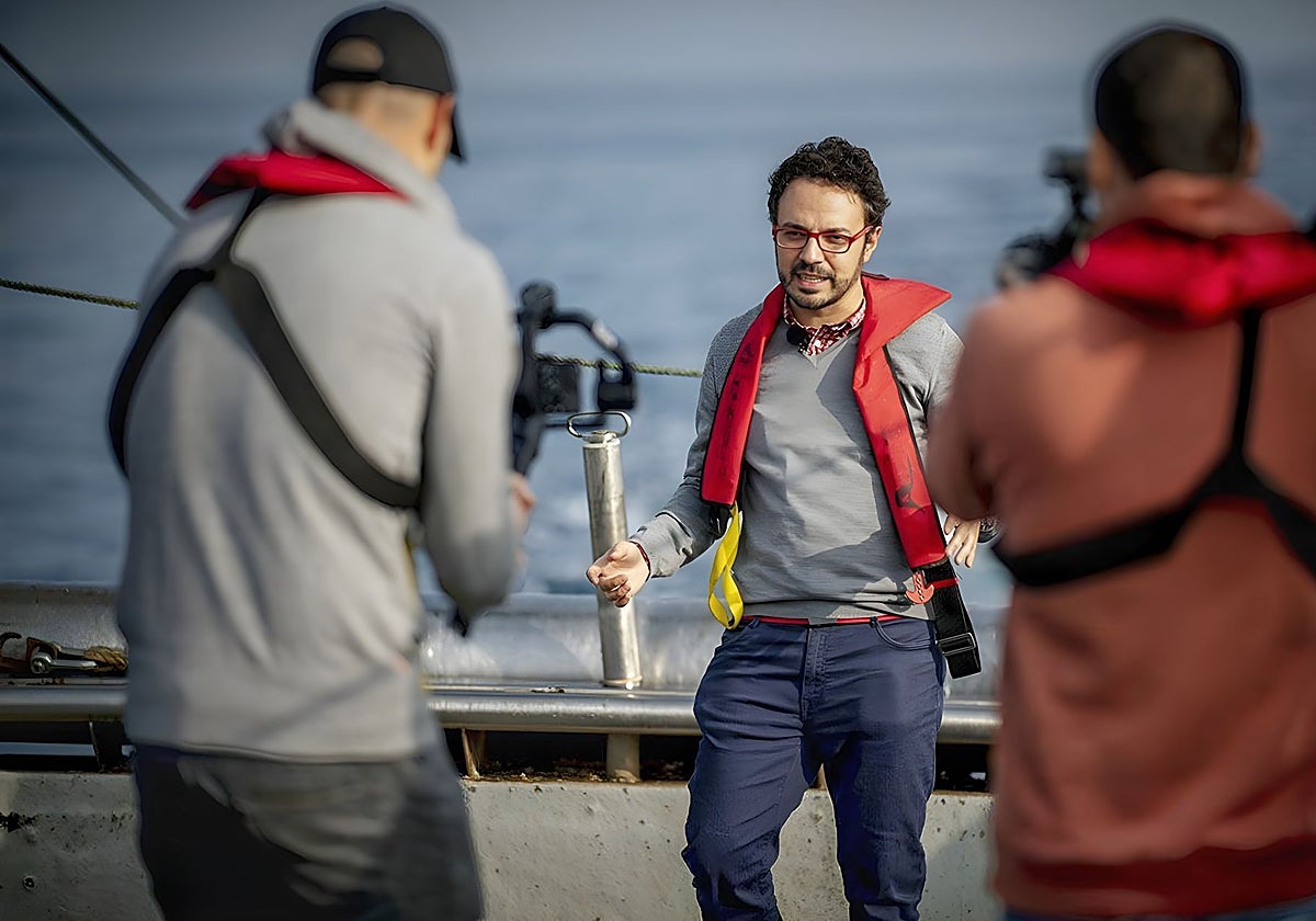 El mayorgano Alberto Pérez Castellanos en el desempeño de su profesión como periodista