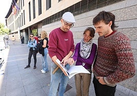 Jorge Lebrero, Javier Lázaro y Eva Valentín, este martes frente a los juzgados de Valladolid.
