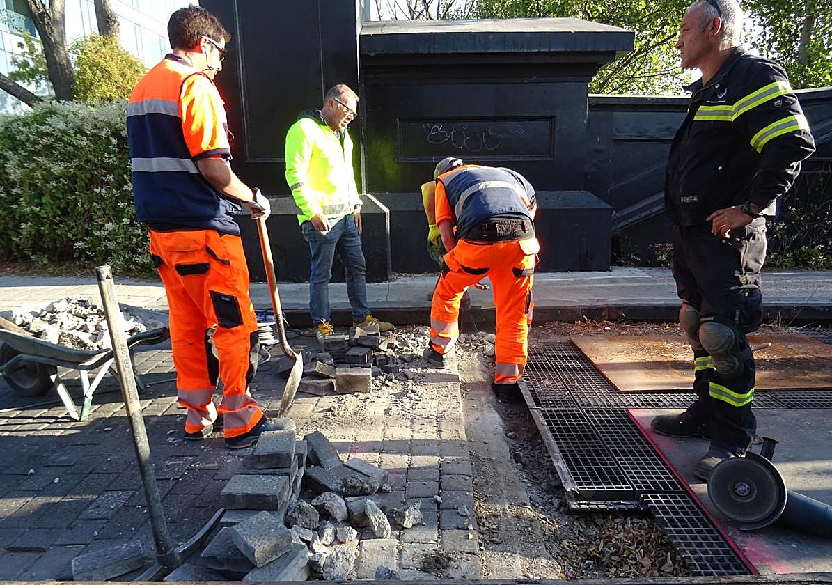 Los operarios pican el borde del estribo del Puente Colgante para reparar el tramo afectado por un pequeño hundimiento.