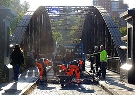 Los operarios, durante la reparación de la calzada, antes de la reapertura del Puente Colgante.