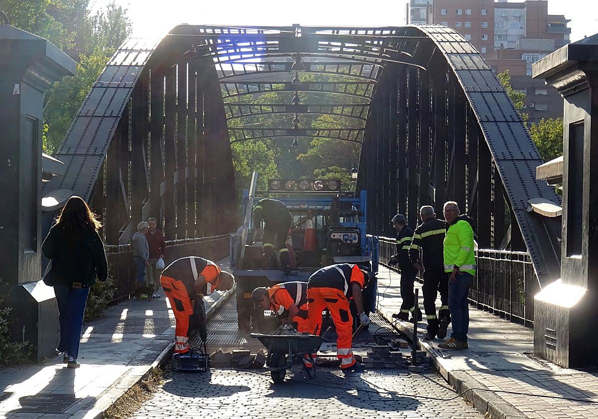 Los operarios, durante la reparación de la calzada, antes de la reapertura del Puente Colgante.