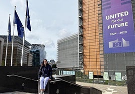 Eugenia Caravaca ante el edificio Berlaymont, en Bruselas. Sede de la Comisión Europea