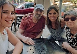 José Luis Gil junto a sus familiares.