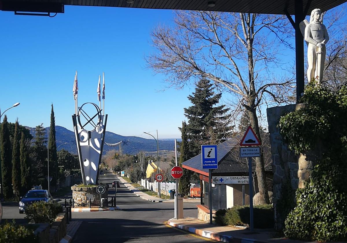 Acceso a la urbanización Los Ángeles de San Rafael, en El Espinar.