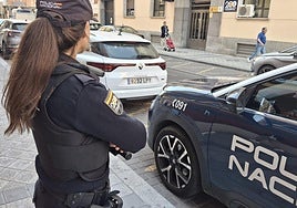 Una agente de la Policía Nacional frente a la comisaría de la zona de San Pablo.