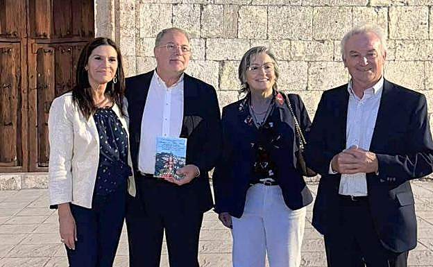 El pregonero, acompañado por representantes municipales.